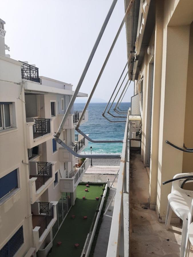 Comfortable Beachfront Apartment Loutraki  Exterior photo
